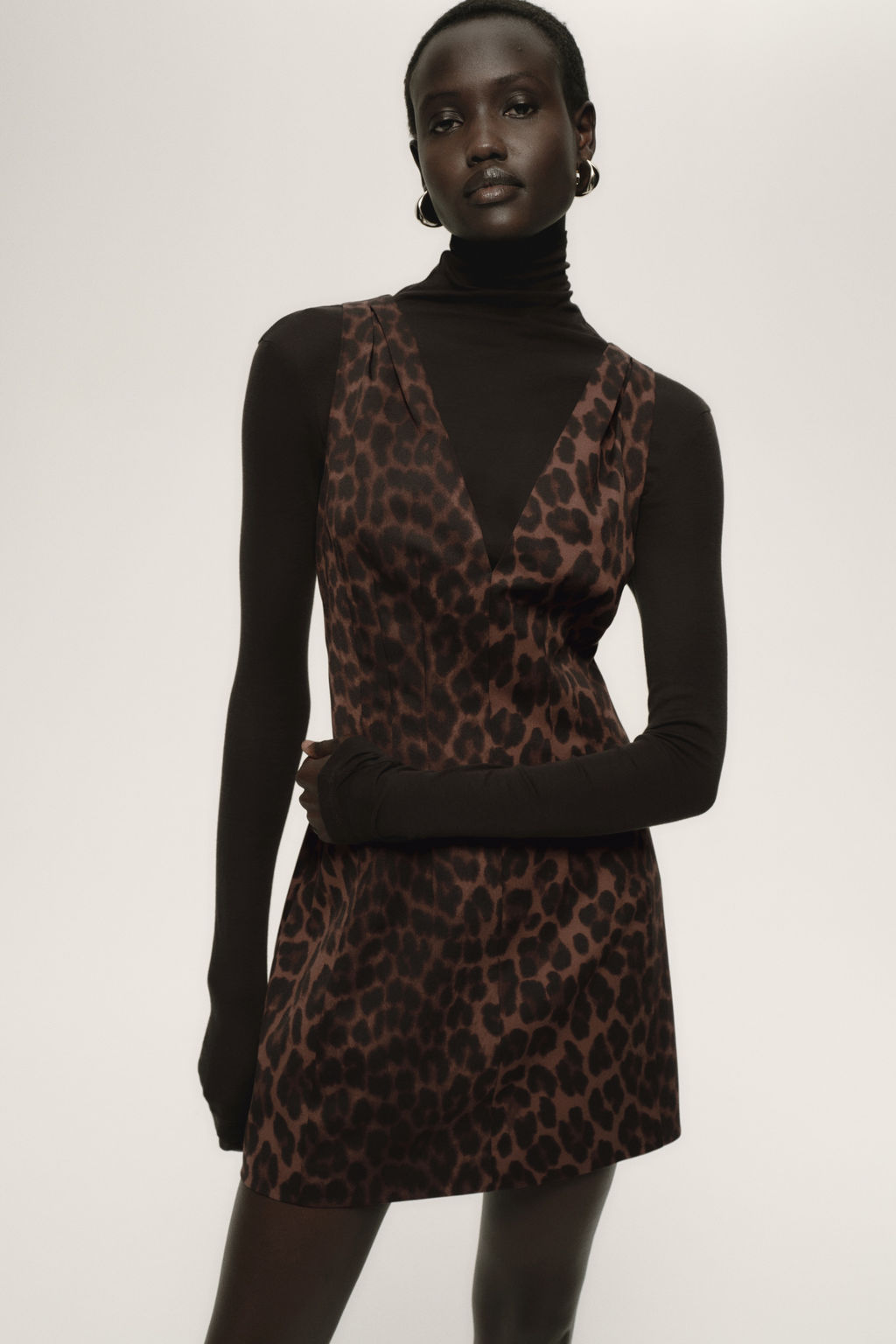 Vestido entallado con escote en V - H&m фото 6