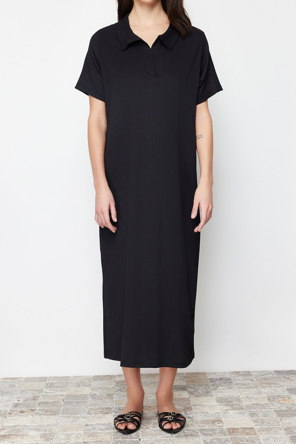 Siyah Polo Yaka K?sa Kol Midi Burumcuk/Dokulu Orme Elbise TWOSS24EL00478