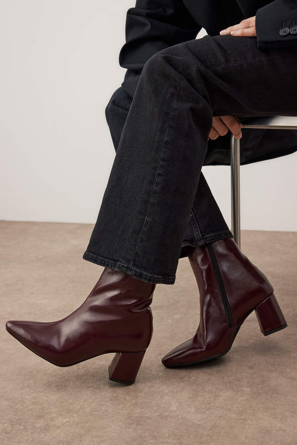 Siyah Sivri Burun Kad?n Blok Topuklu Yar?m Bot
TAKAW26BO00067 - Trendyolmilla фото 14