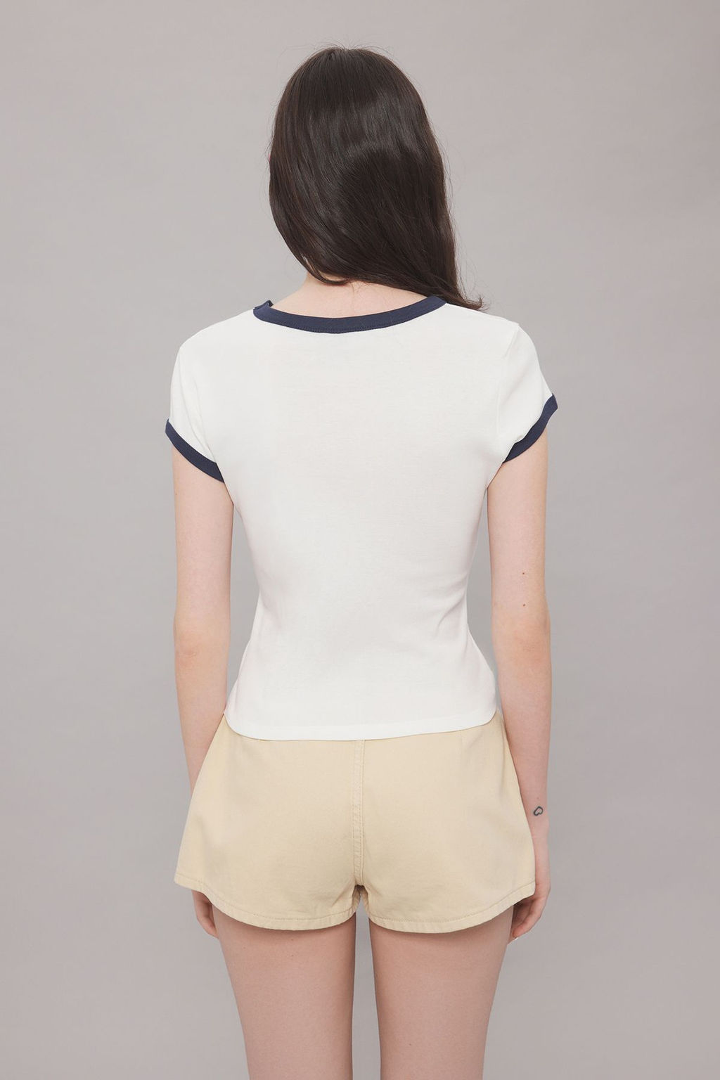 TRENDYOLMILLA Ekru Slogan Bask? Renk Bloklu Fitted/Vucuda Oturan Orme T-Shirt TWOSS25TS00094