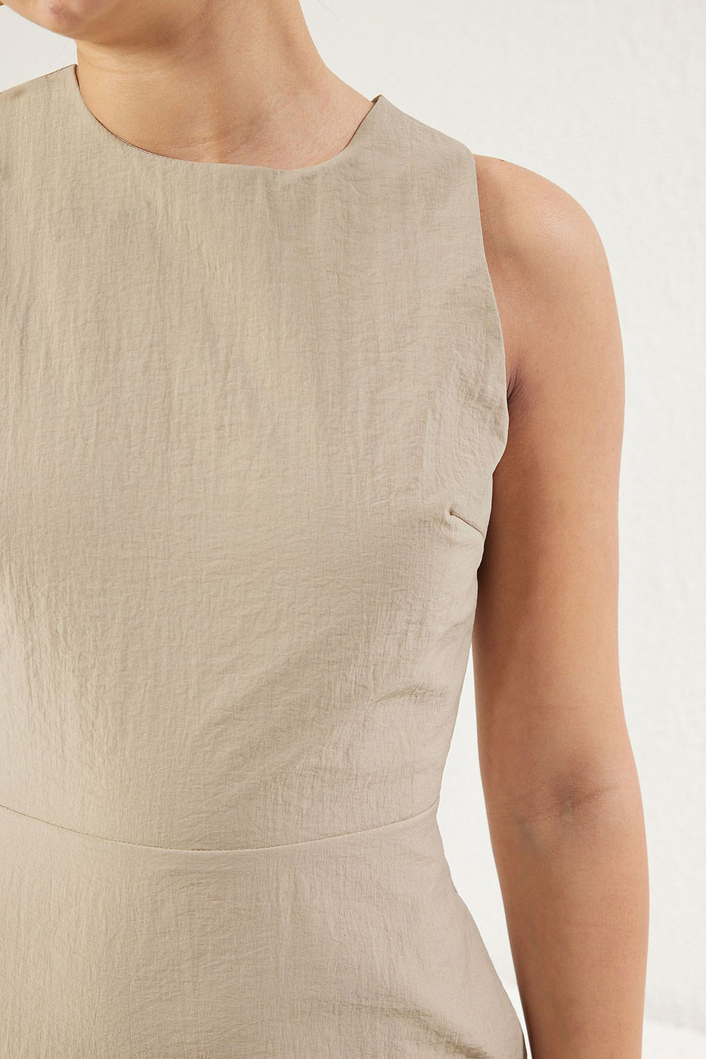 Koyu Bej A Kesim S?rt Detayl? Midi Dokuma Elbise TWOSS25EL00398