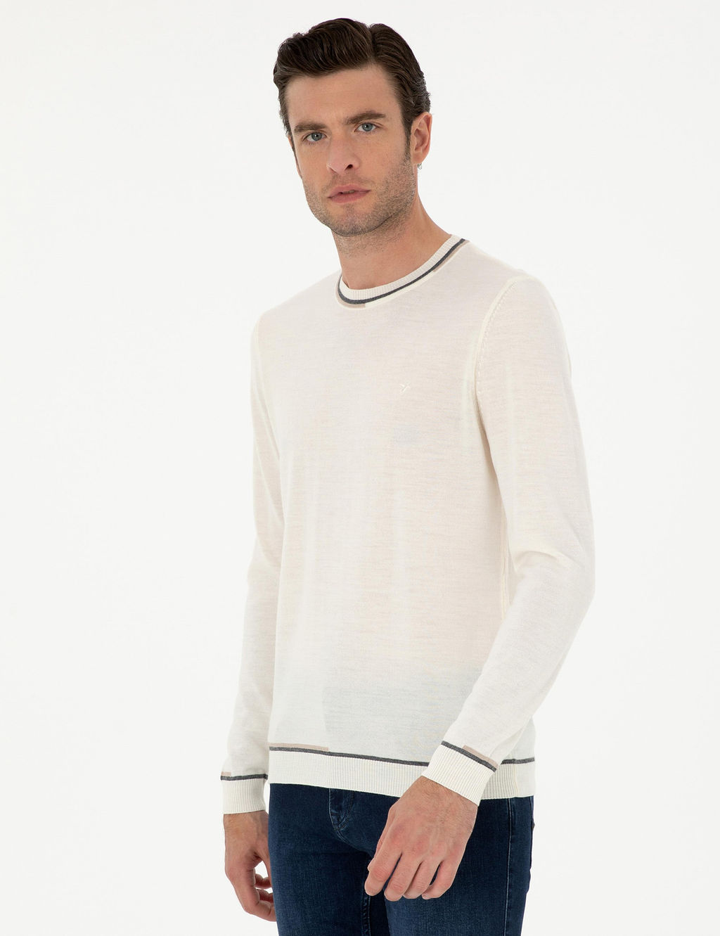 Белый зауженный свитер