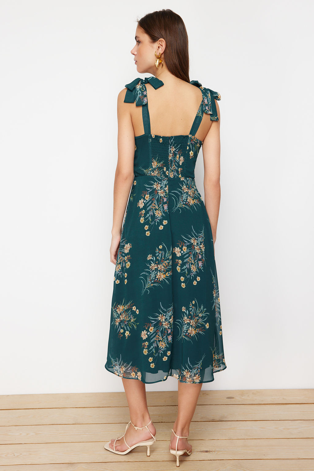 TRENDYOLMILLA Yesil Cicekli A Kesim Y?rtmacl? S?rt? Gipe Detayl? Sifon Astarl? Midi Dokuma Elbise TWOSS24EL00699 фото 11