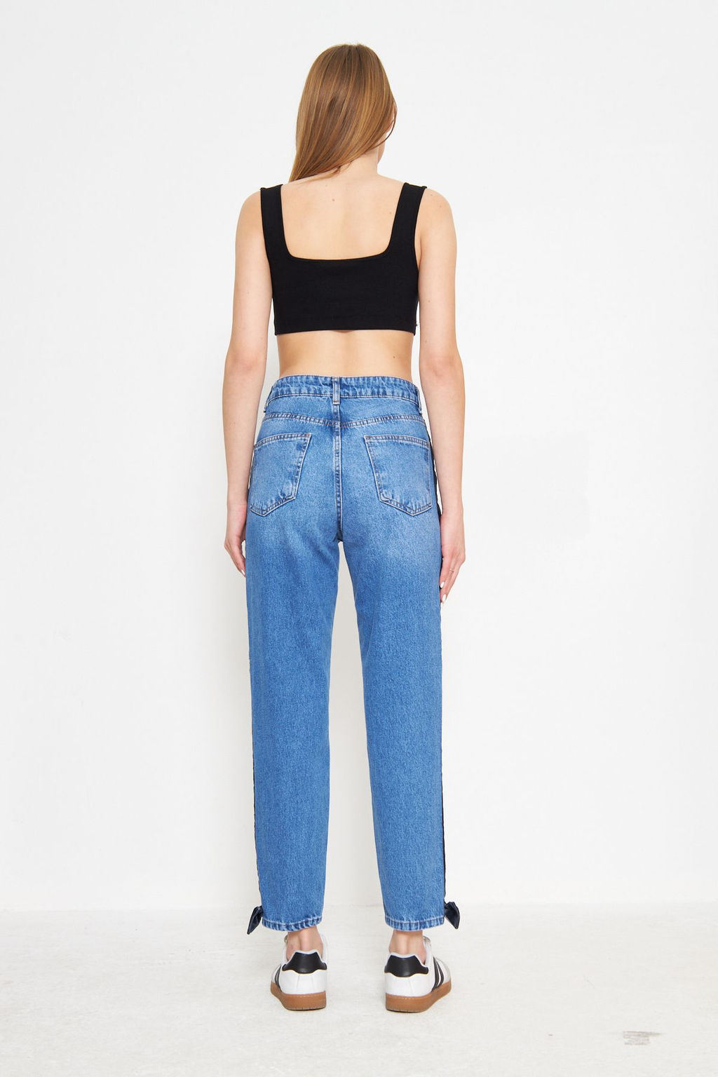 TRENDYOLMILLA Mavi Fiyonk/Kurdele Detayl? Kadife Yan Seritli Yuksek Bel Mom Jeans TWOSS25JE00186