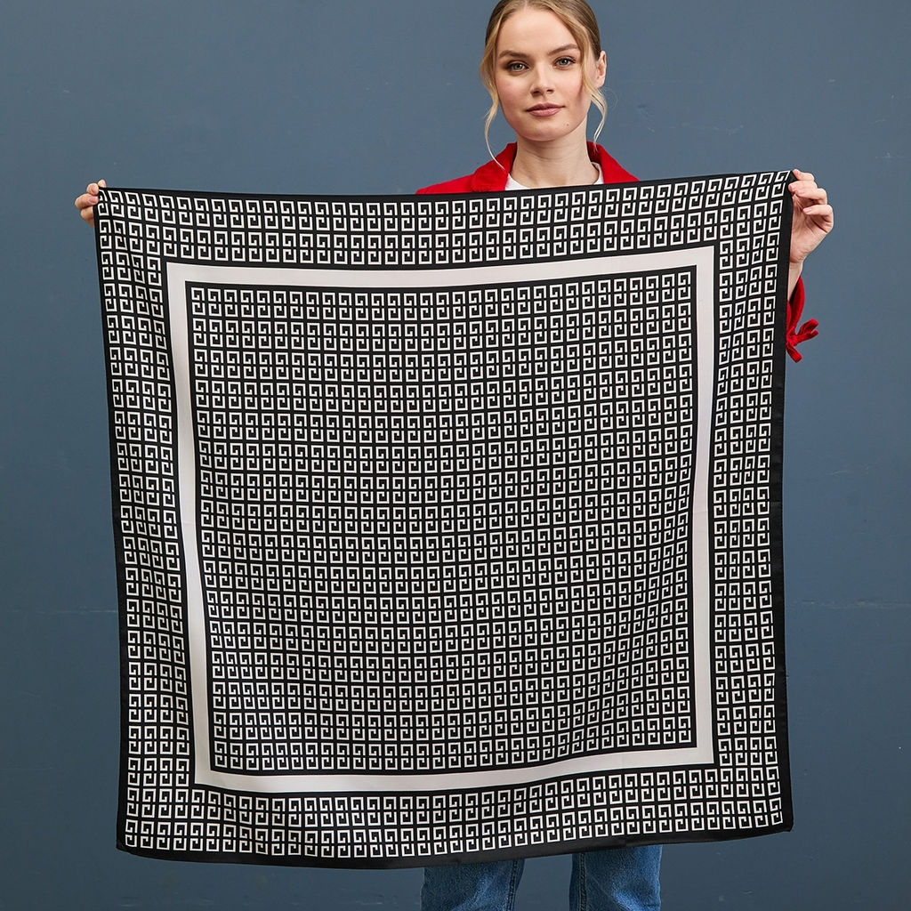 Платок с принтом G (черно-белый), 90х90 - Мастерская ПОКРОВ фото 2