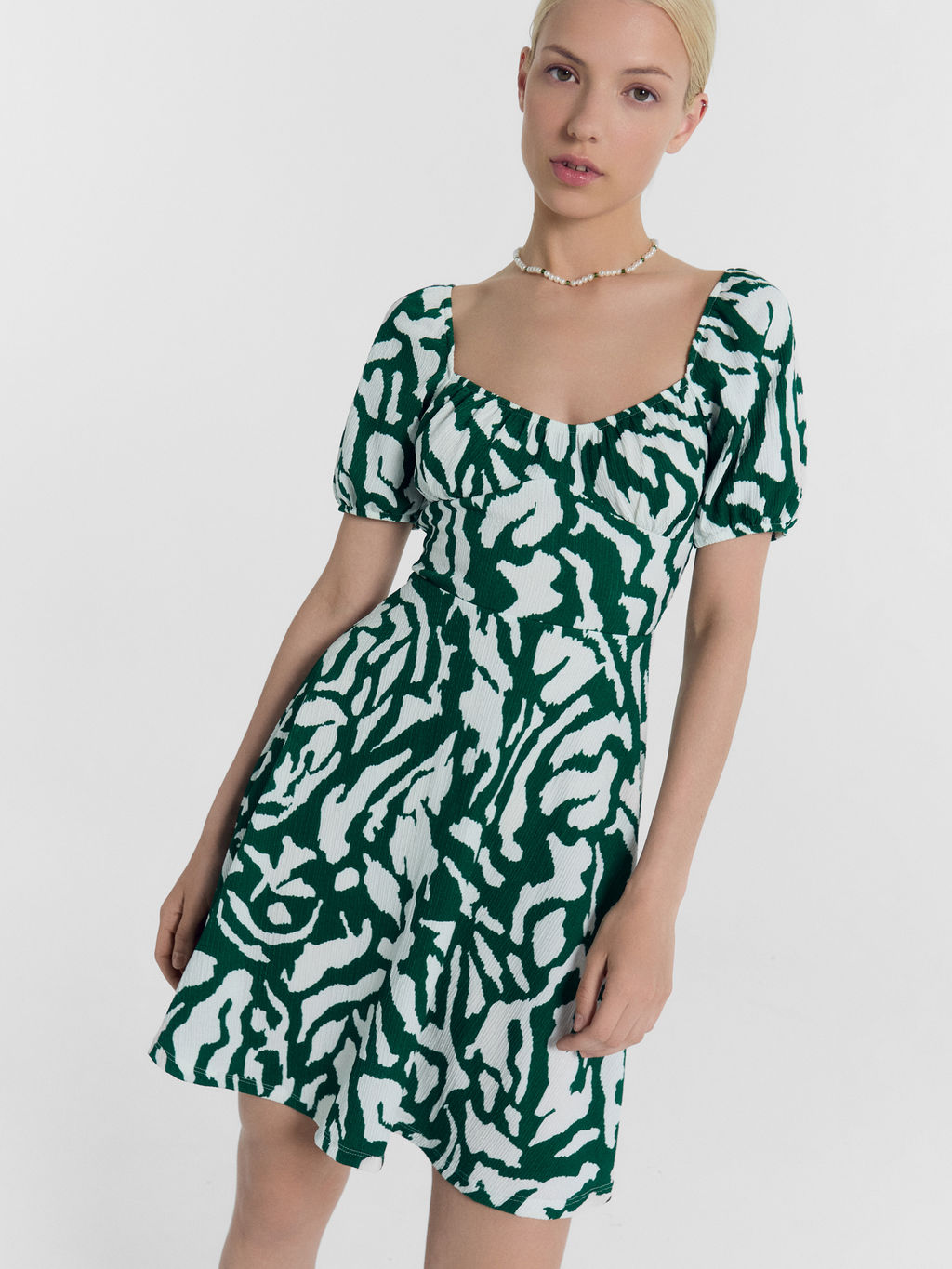 Платье женское изумрудно-зеленое с белыми пятнышками белые пятна на изумрудном 152589 - Mark formelle фото 2