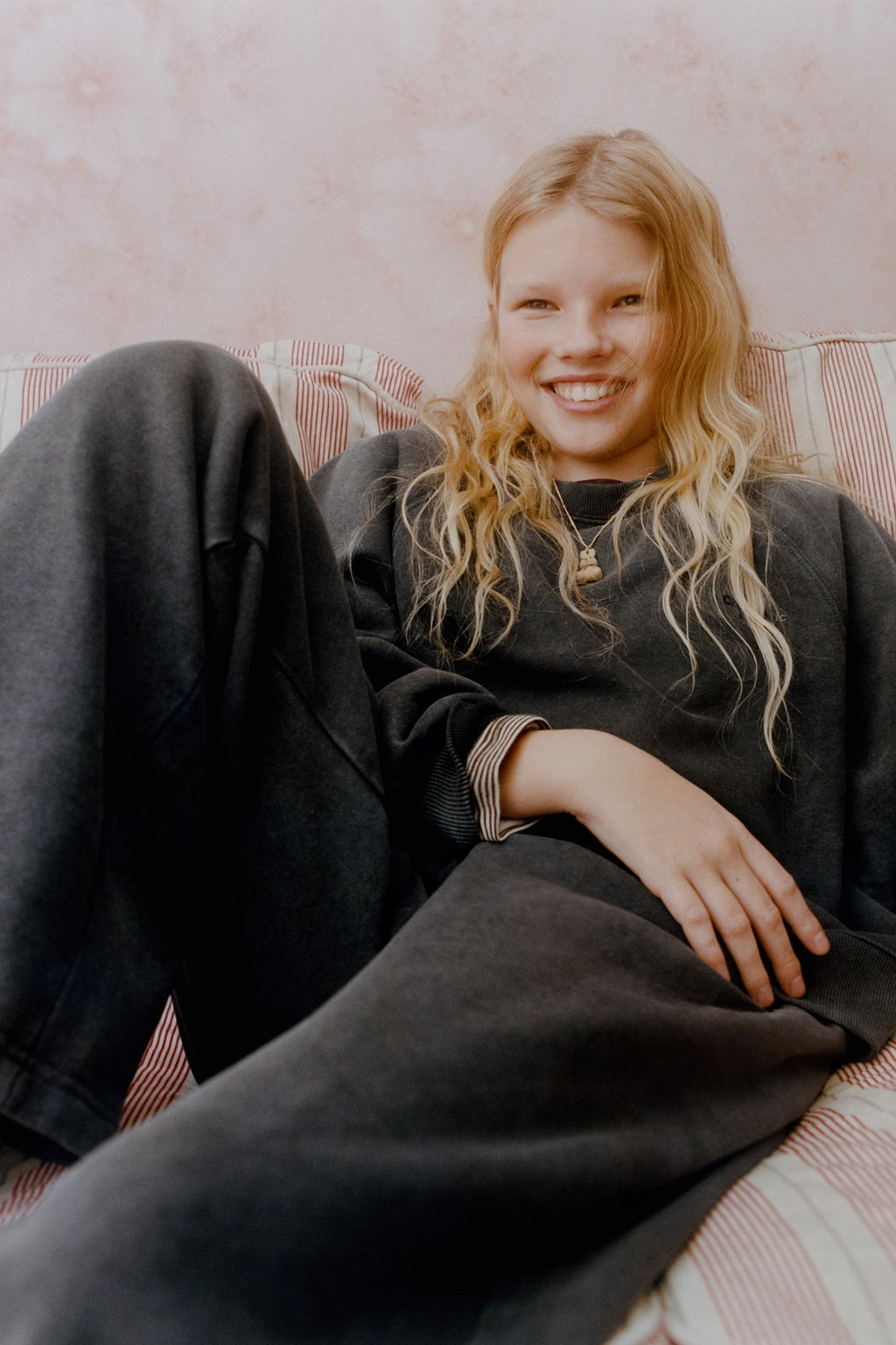 SUDADERA EFECTO LAVADO TEXTO / Gris - Zara фото 6