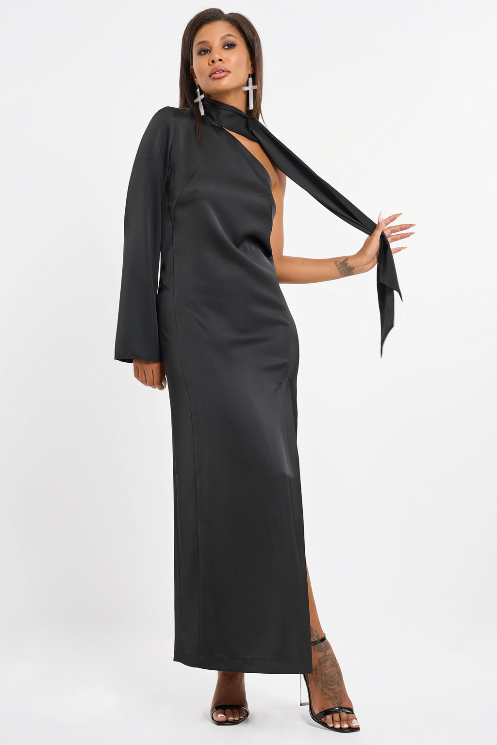 Платье вечернее с ассиметричным вырезом из атласа черное новый год