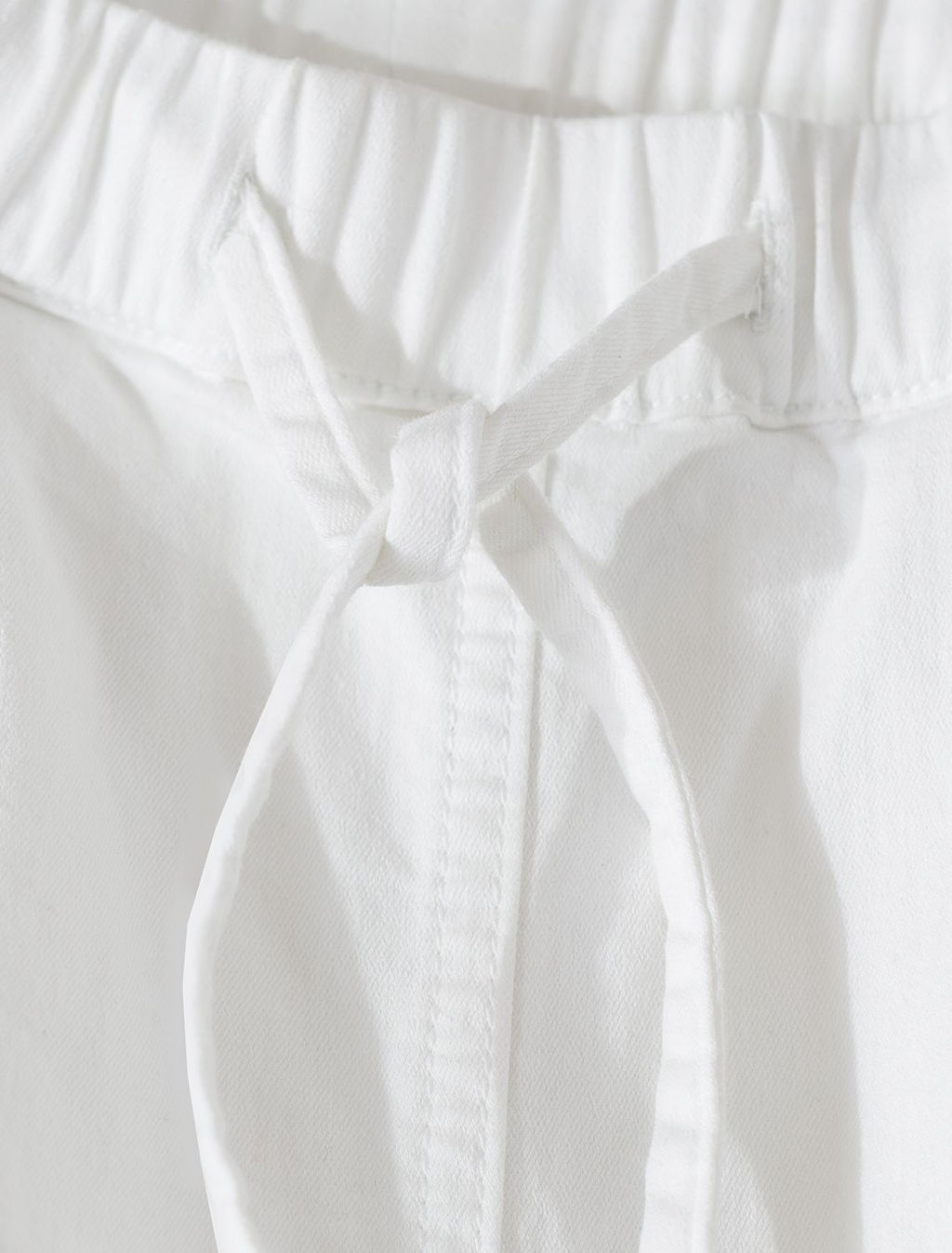 Широкие джинсы с поясом на резинке и с защипами из облегченного денима