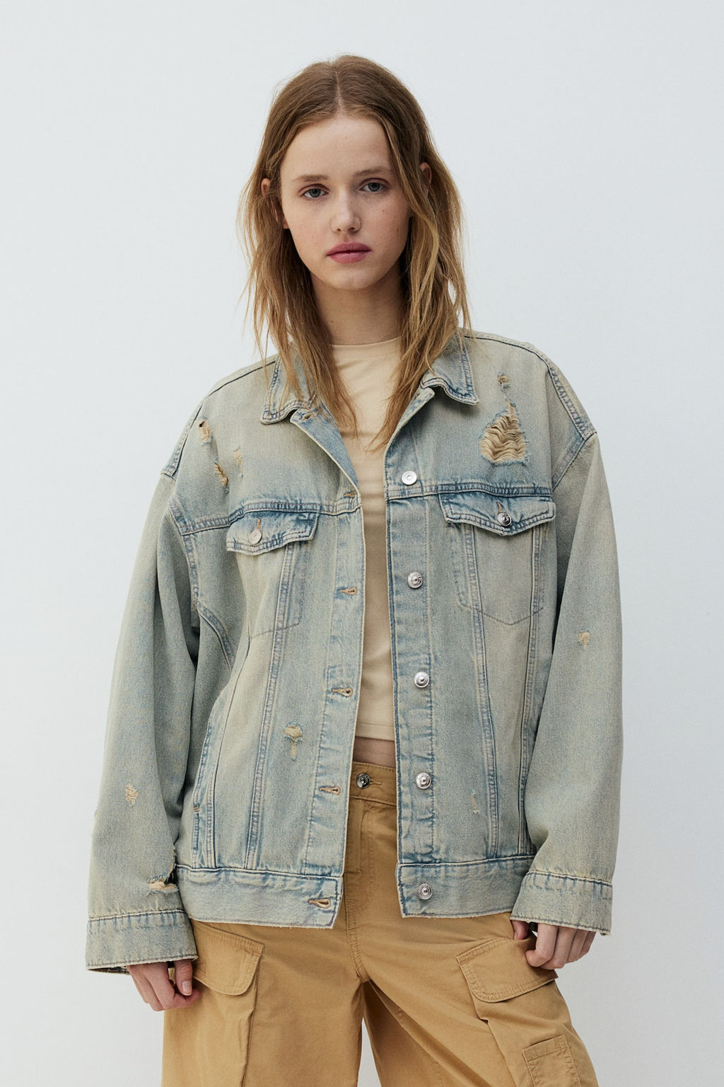 Cazadora denim oversize con efecto desgastado - H&m фото 3