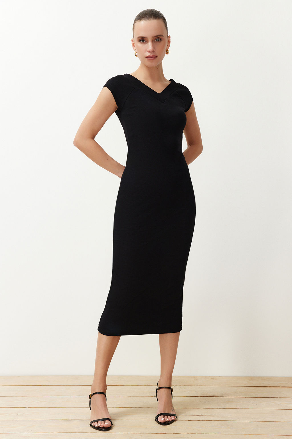 Siyah V Yaka Ay Kol Vucuda Oturan Fitilli Esnek Orme Orme Midi Kalem Elbise TWOSS24EL00818 - Trendyolmilla фото 2