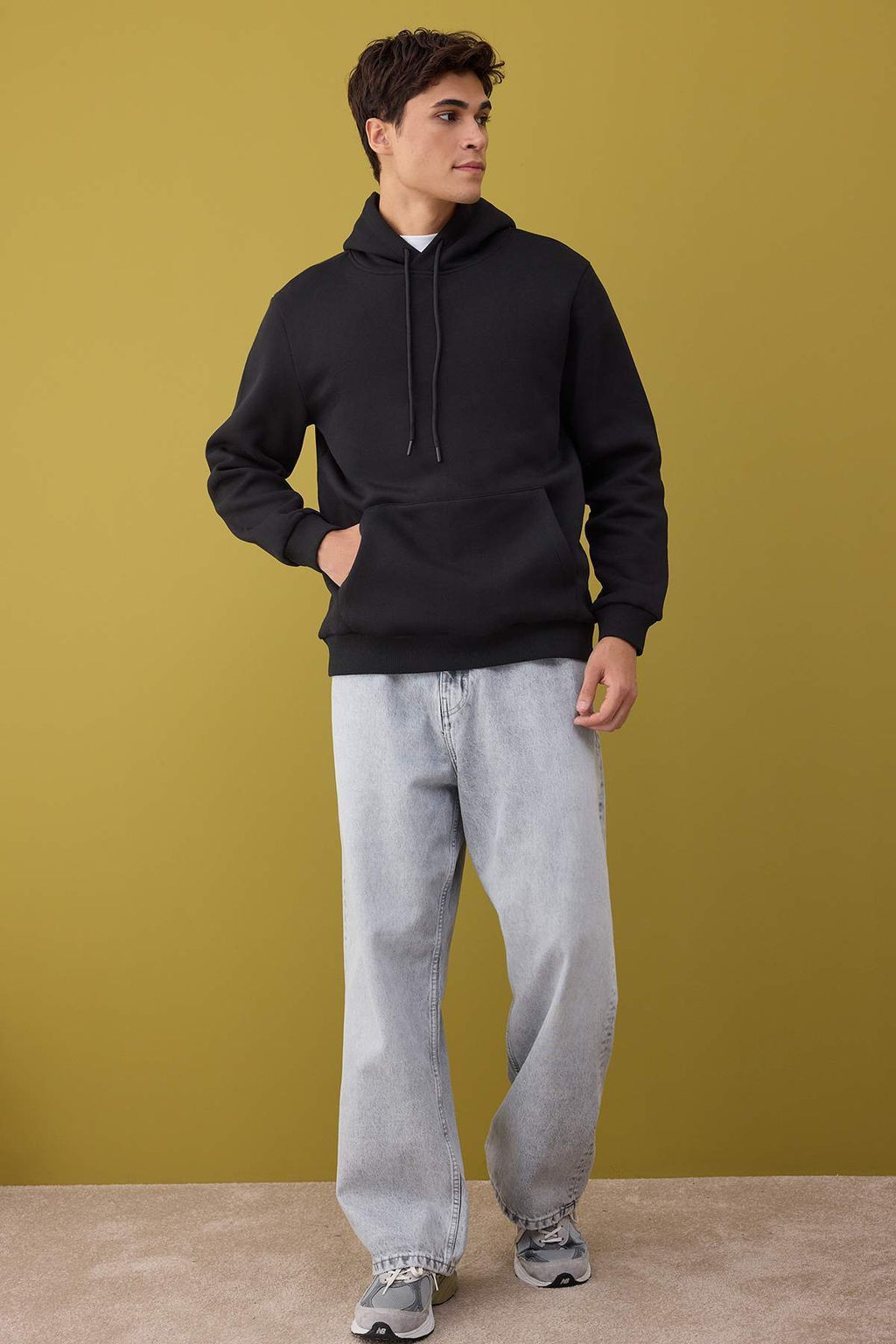 Siyah Regular/Normal Kesim Kapusonlu Ici Polarl? Kal?n Sweatshirt TMNAW26SW00016 - Trendyolmilla фото 5