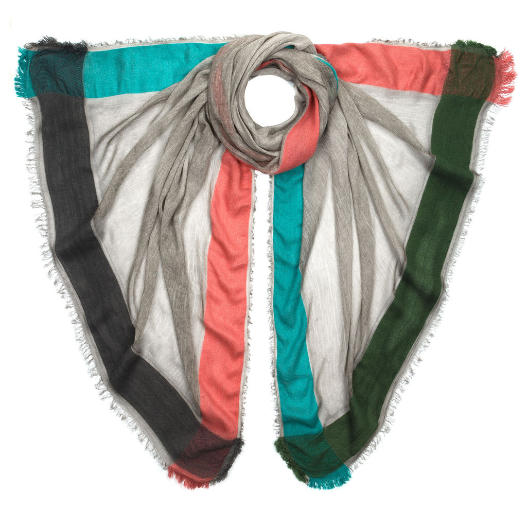 Палантин с бахромой серого цвета из модала