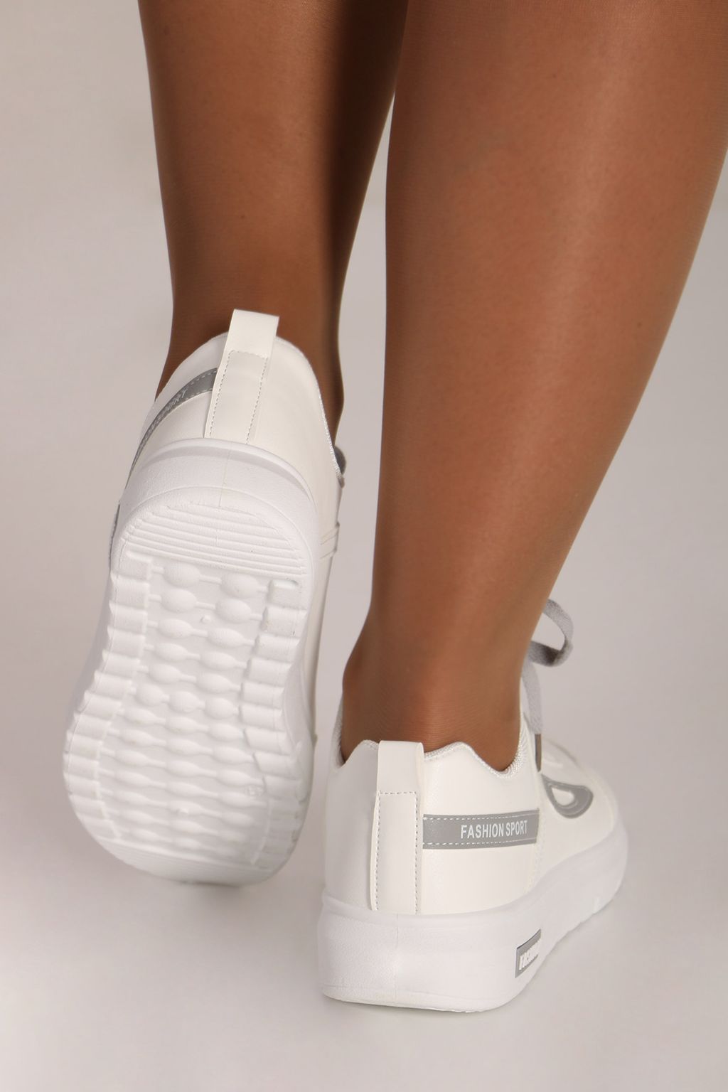 Кроссовки белые с серыми шнурками