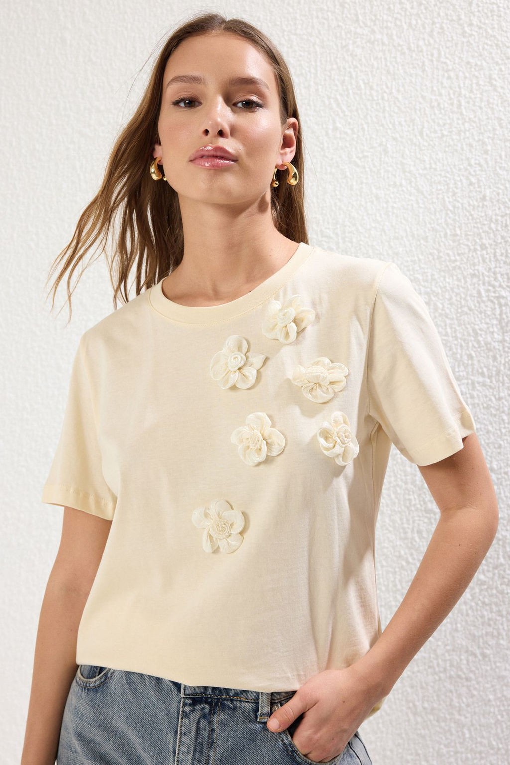 Trendyolmilla Ac?k Tas %100 Pamuk Aksesuar Cicek Detayl? Regular/Normal Kal?p Orme T-Shirt TWOSS25TS00026 фото 2