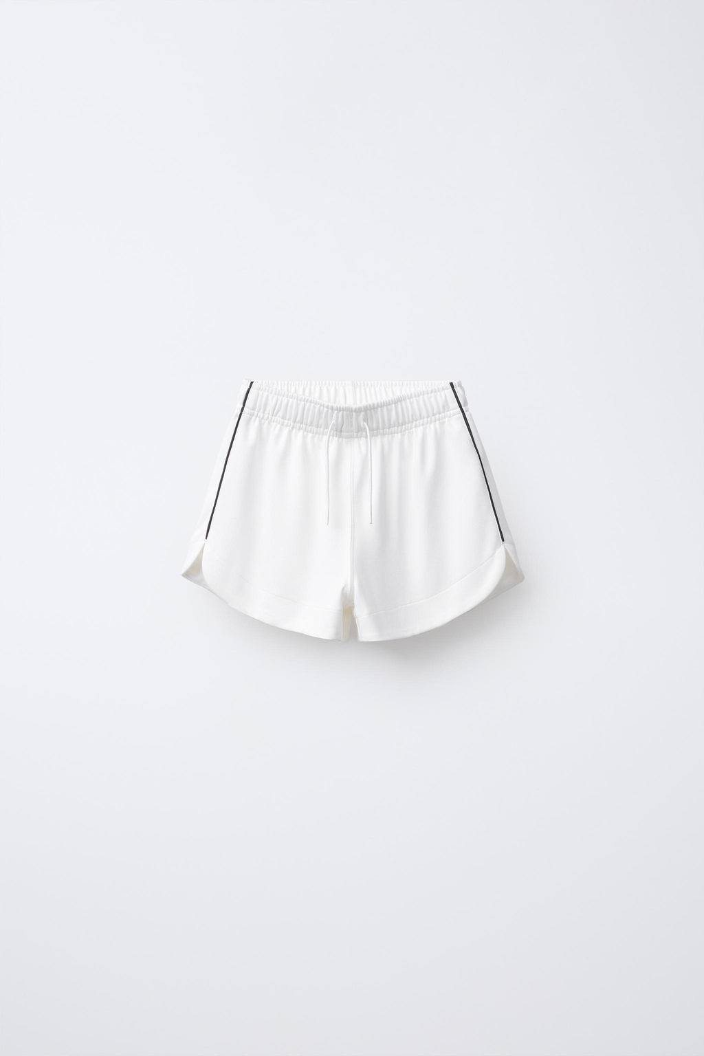 BERMUDA SHORTS WITH PIPING DETAIL