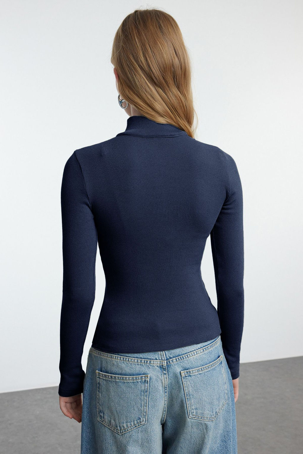 Trendyolmilla Siyah Fitted/vucuda Oturan Fermuarl? Yaka Esnek Orme Bluz TWOAW25BZ00163  фото 5