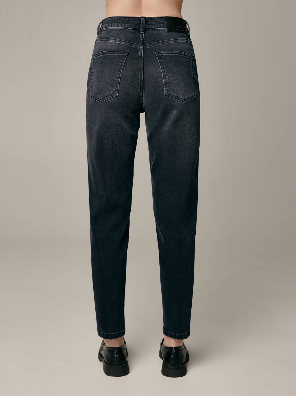 CONTE CON-544 Джинсы mom с высокой посадкой и квадратными карманами washed black