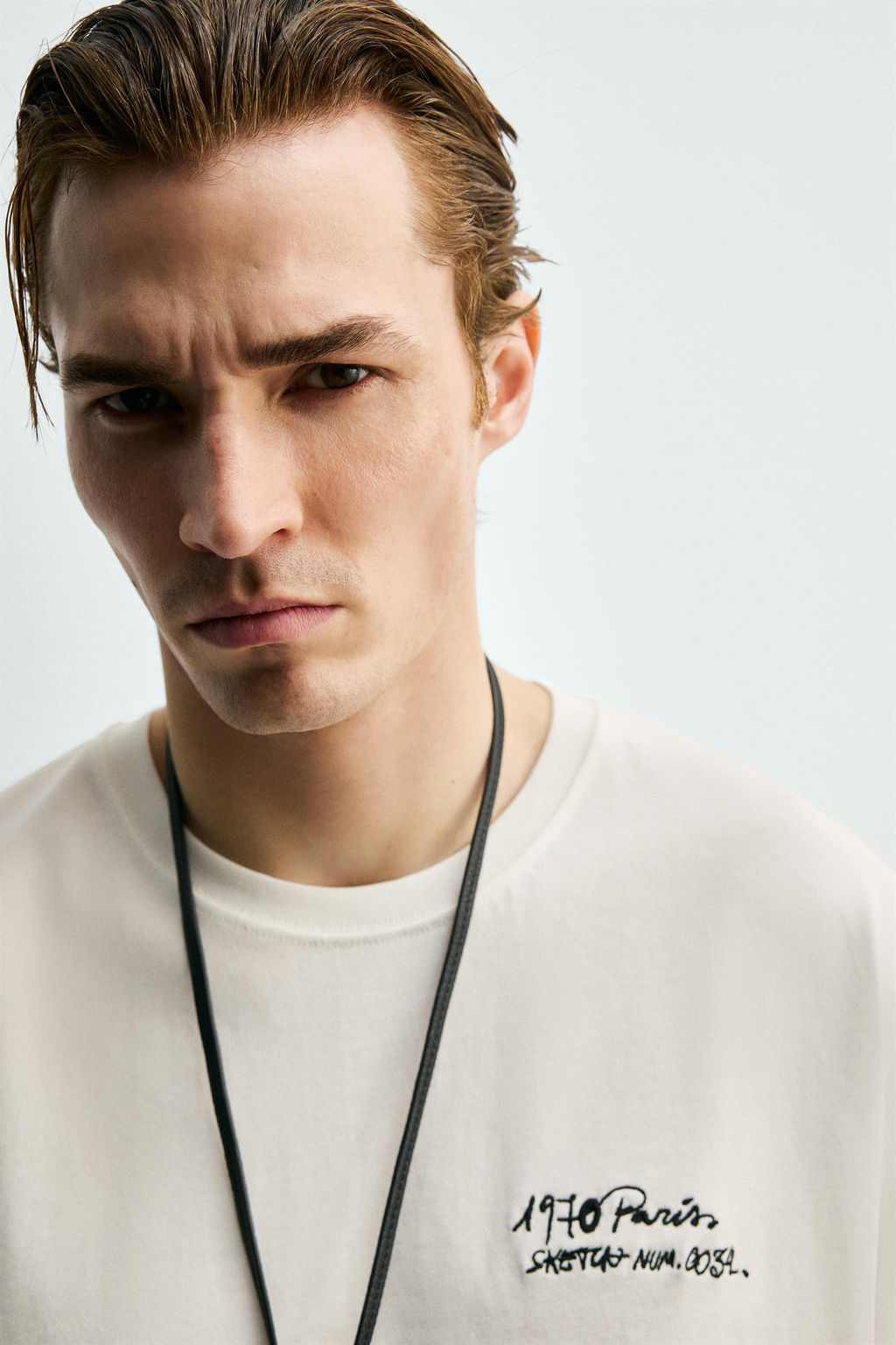 CAMISETA TEXTOS BORDADOS / Blanco