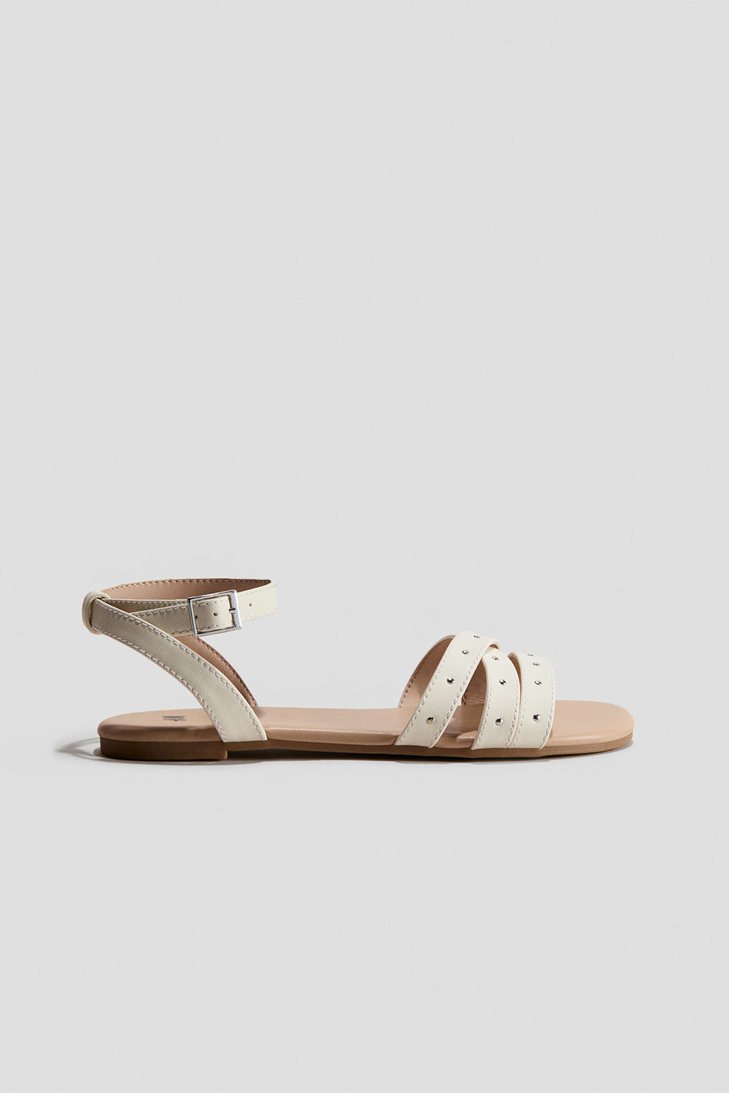 Sandalias con tachuelas