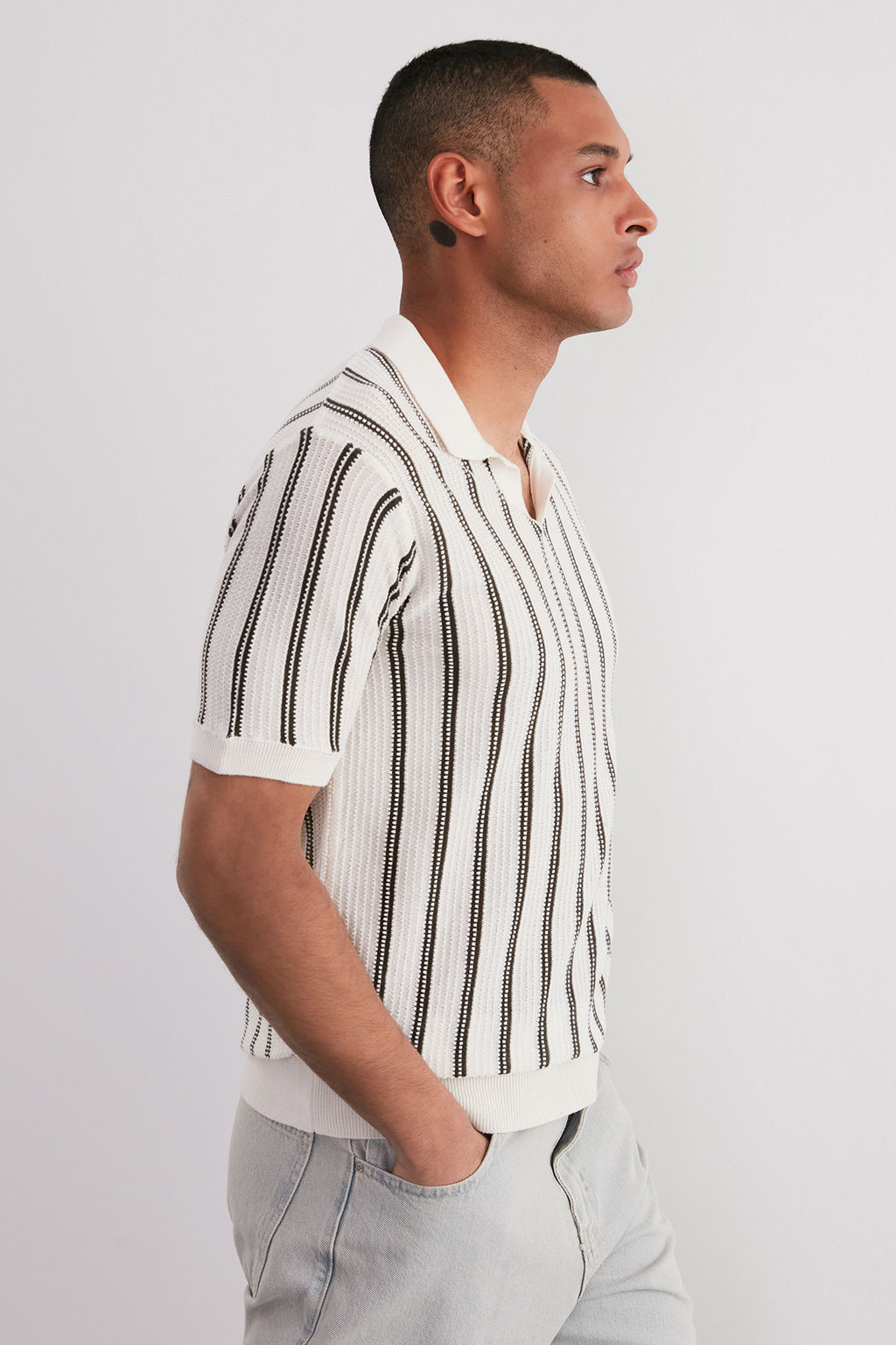 Ekru Regular Fit Cizgi Ajurlu Kac?k Pat Triko Polo Yaka T-Shirt TMNSS24PO00006