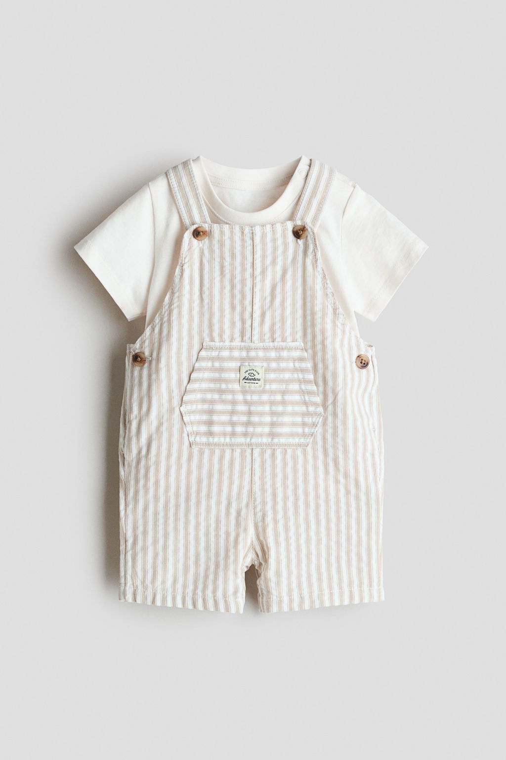 Conjunto de peto corto y camiseta