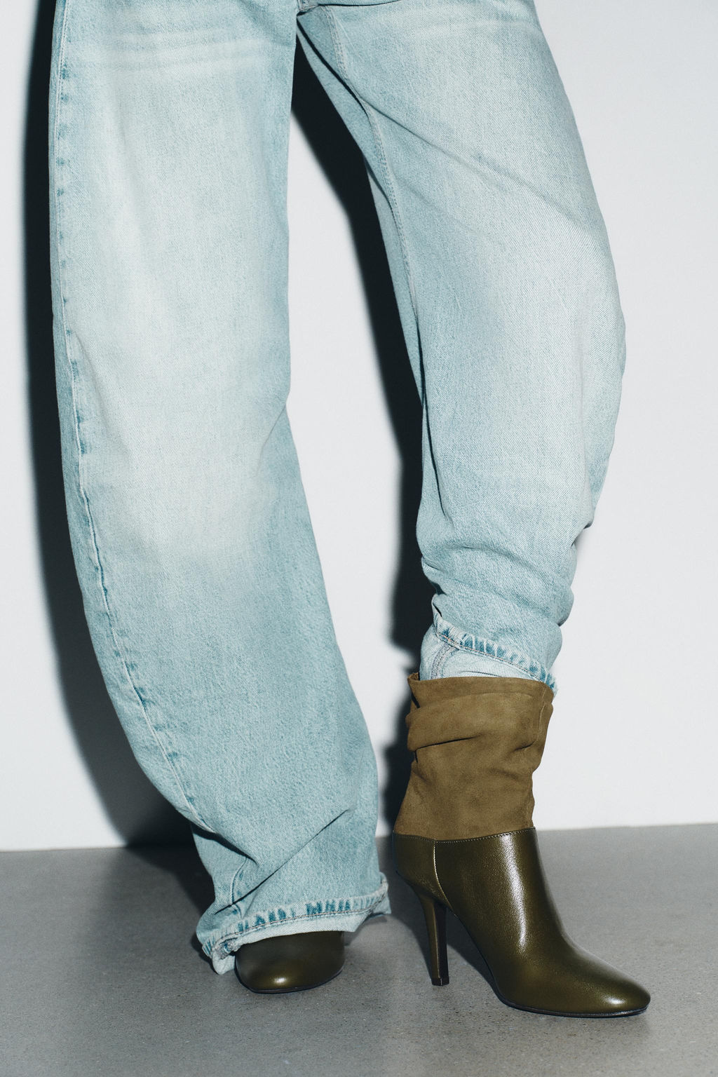 CRINKLE-EFFECT LEATHER ANKLE BOOTS - Zara фото 2