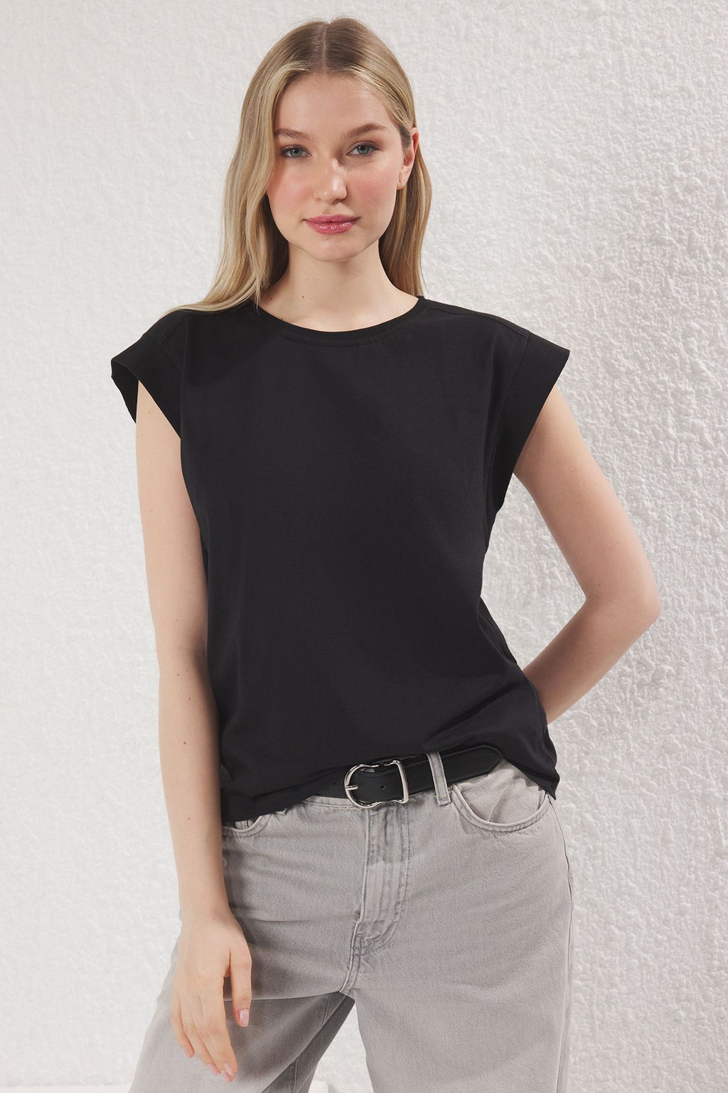 TRENDYOLMILLA Beyaz Ribana Detayl? Ay Kol Basic Orme T-Shirt TWOSS24TS00008