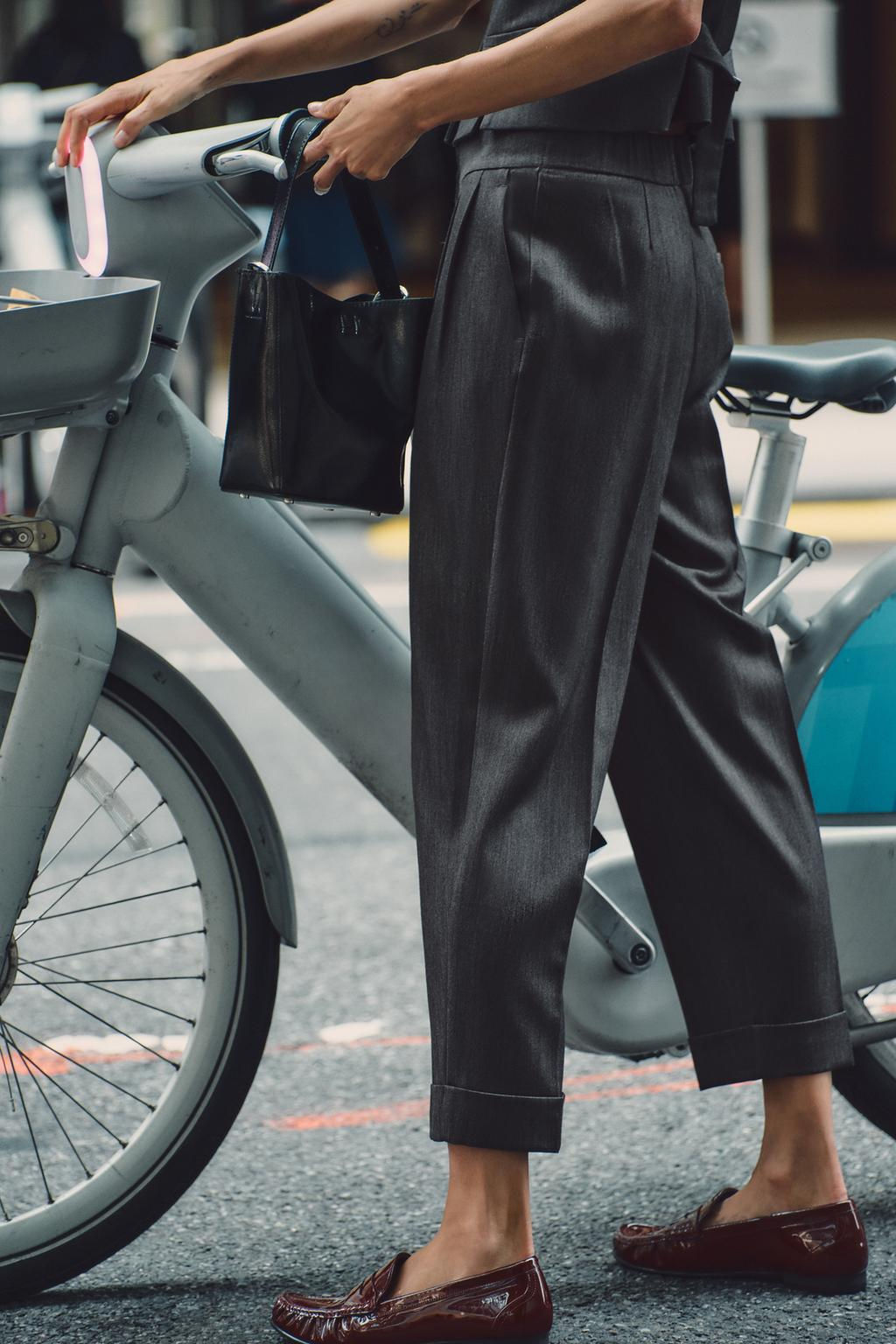 STRAIGHT-LEG TROUSERS WITH TURN-UP HEMS - Zara фото 2