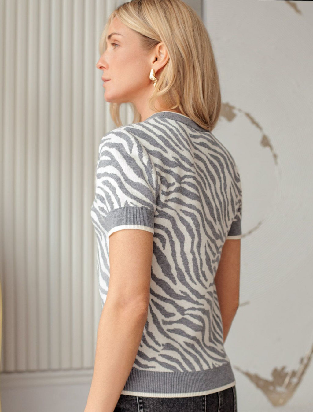 D39.362 Джемпер женский серый