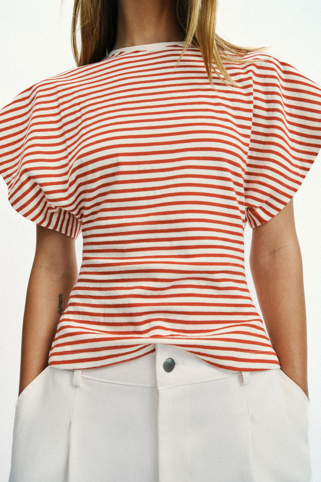 CAMISETA ENTALLADA RAYAS / Raya Roja
