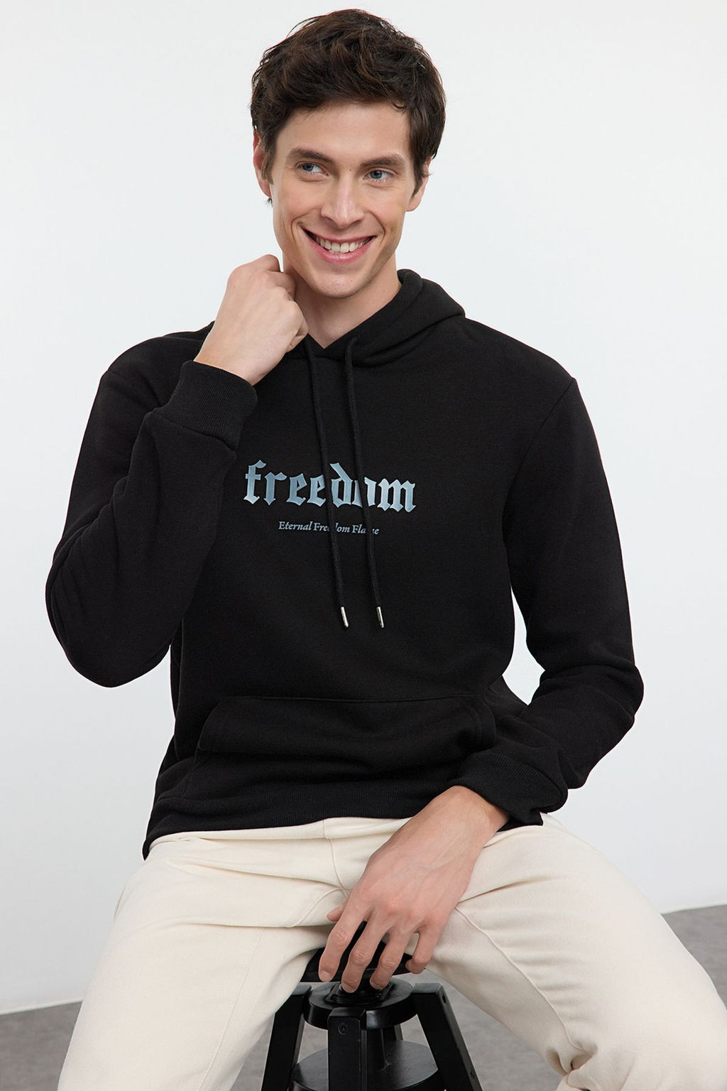 Siyah Regular/Normal Kesim Kabar?k Yaz? Bask?l? Kapusonlu Sweatshirt TMNAW25SW00105