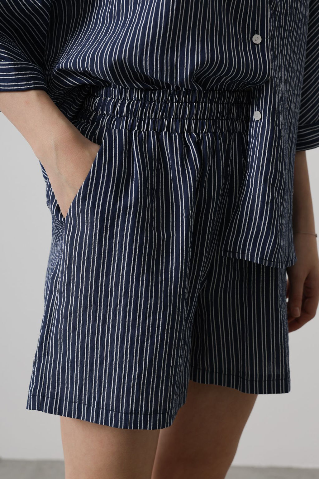 TRENDYOLMILLA Lacivert Beli Lastikli Cizgili Mini Sort & Bermuda TWOSS25SR00038