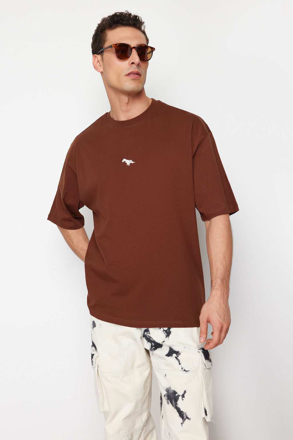 TRENDYOL MAN Siyah Oversize/Genis Kesim K?sa Kol Manzara Nak?sl? %100 Pamuklu T-Shirt TMNSS23TS00243