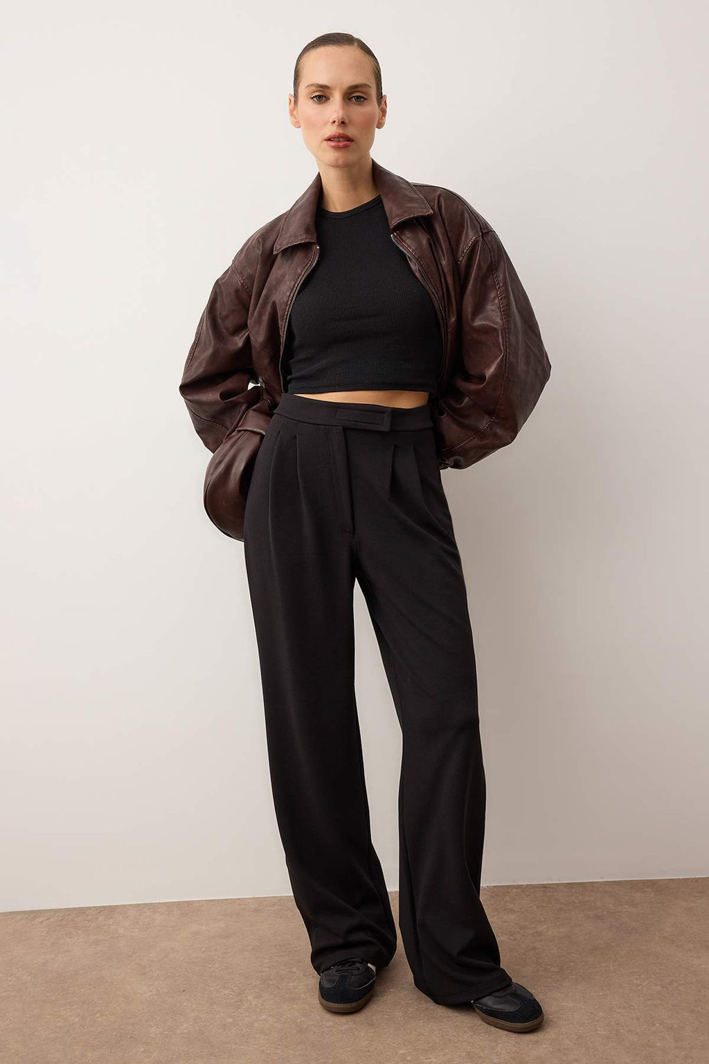 Siyah C?rt C?rt Kapamal? Yuksek Bel Pileli Wide Leg/Genis Kesim Orme Pantolon TWOAW24PL00177