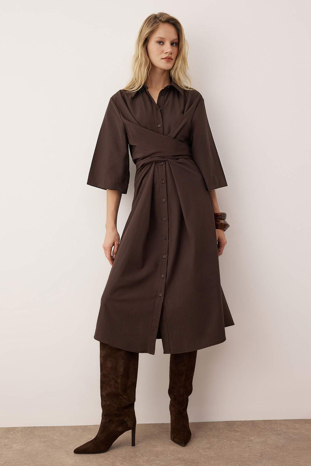 Vucut Secmeyen Koyu Kahverengi Bel Kusak Detayl? Dokuma Elbise TWOAW26EL00243 - Trendyolmilla фото 2