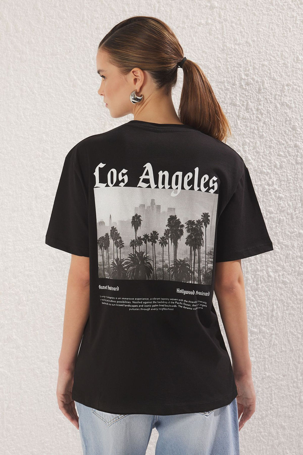 TRENDYOLMILLA Siyah S?rt Bask?l? Oversize/Genis Kal?p Orme T-Shirt TWOSS25TS00139  фото 3