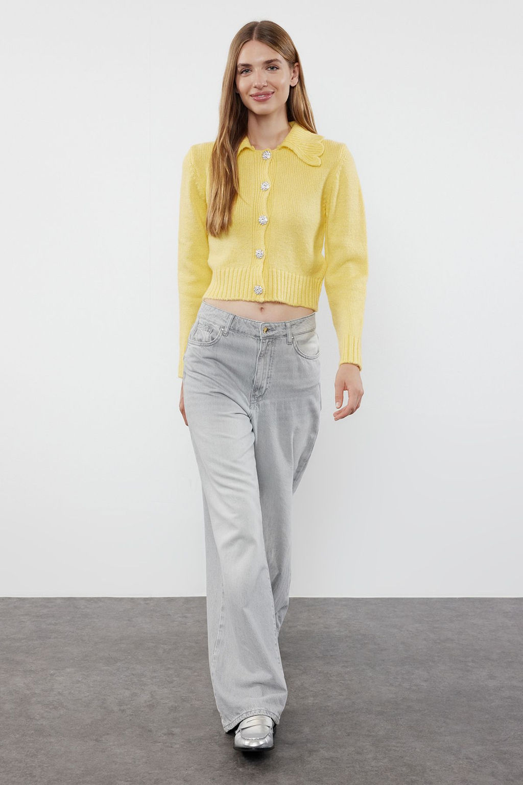 TRENDYOLMILLA Siyah Crop Yumusak Dokulu Mucevher Dugmeli Triko H?rka TWOAW25HI00098 фото 2