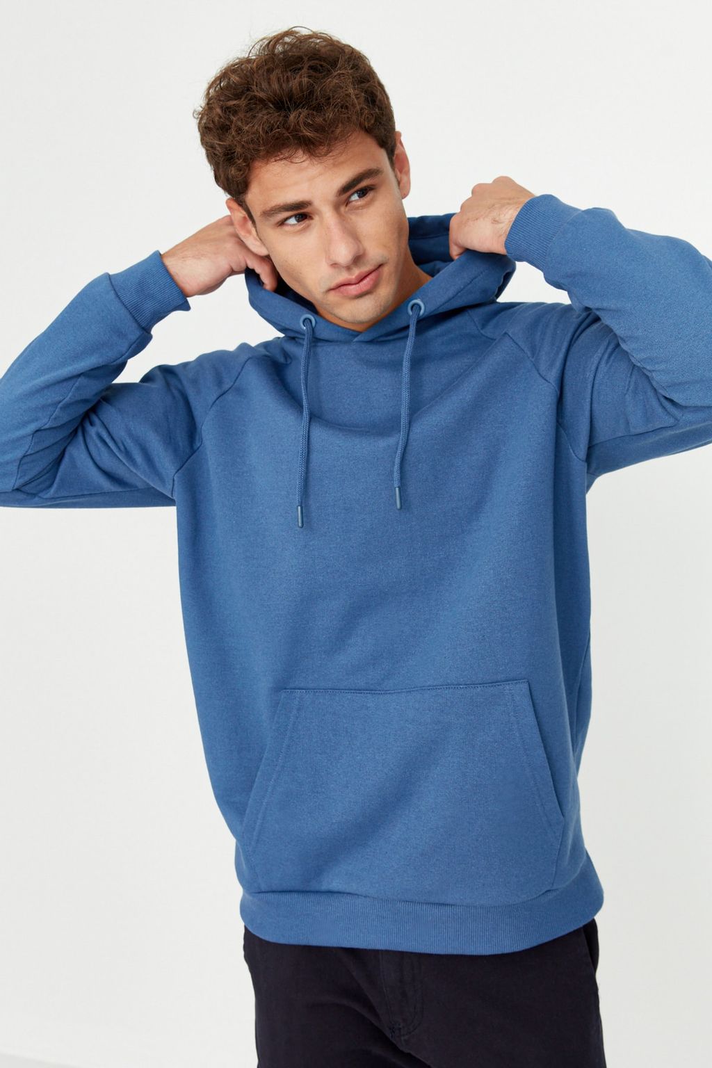 TRENDYOL MAN Siyah Basic Oversize/Genis Kesim Kapusonlu Ici Polarl? Sweatshirt TMNAW23SW00192 - Trendyolmilla фото 10