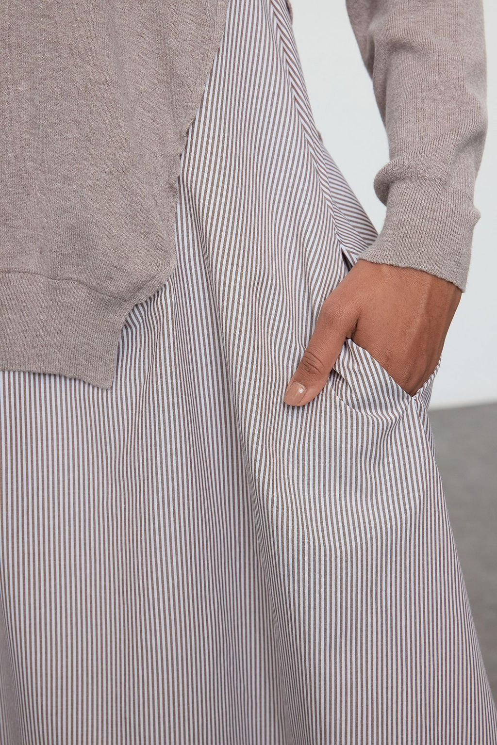 TRENDYOLMILLA Siyah Cizgili Triko Garnili Duz Kesim Midi Dokuma Elbise TWOAW25EL00359 фото 4