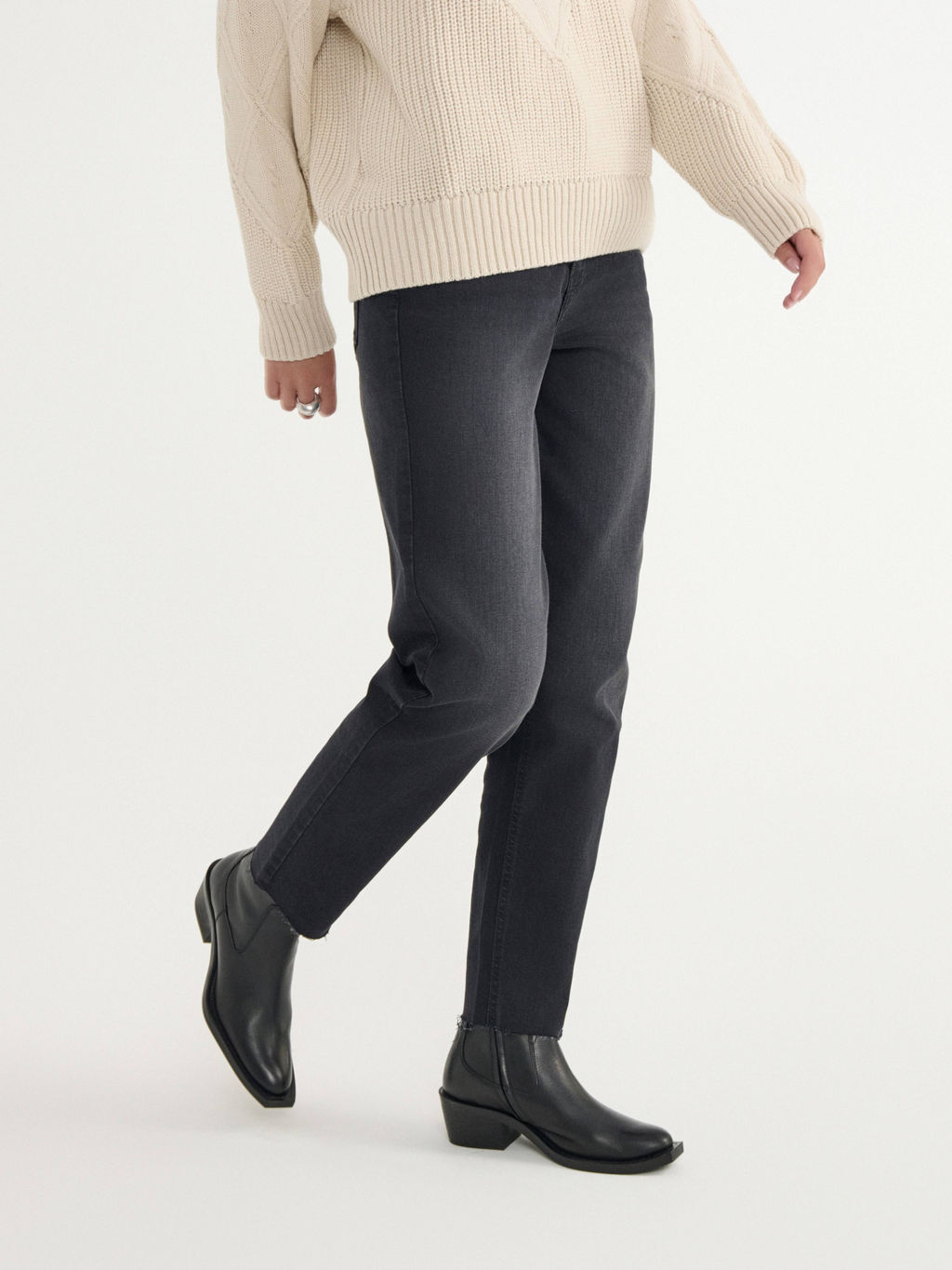 CONTE CON-661 Черные джинсы mom с эффектом потертости и необработанным краем black - Conte elegant фото 4