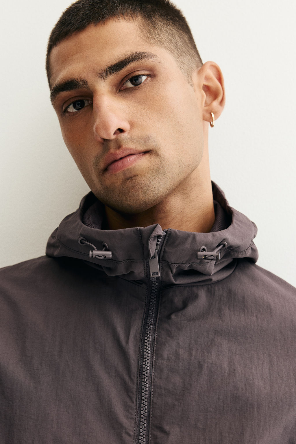 Chaqueta cortavientos con capucha - H&m фото 9