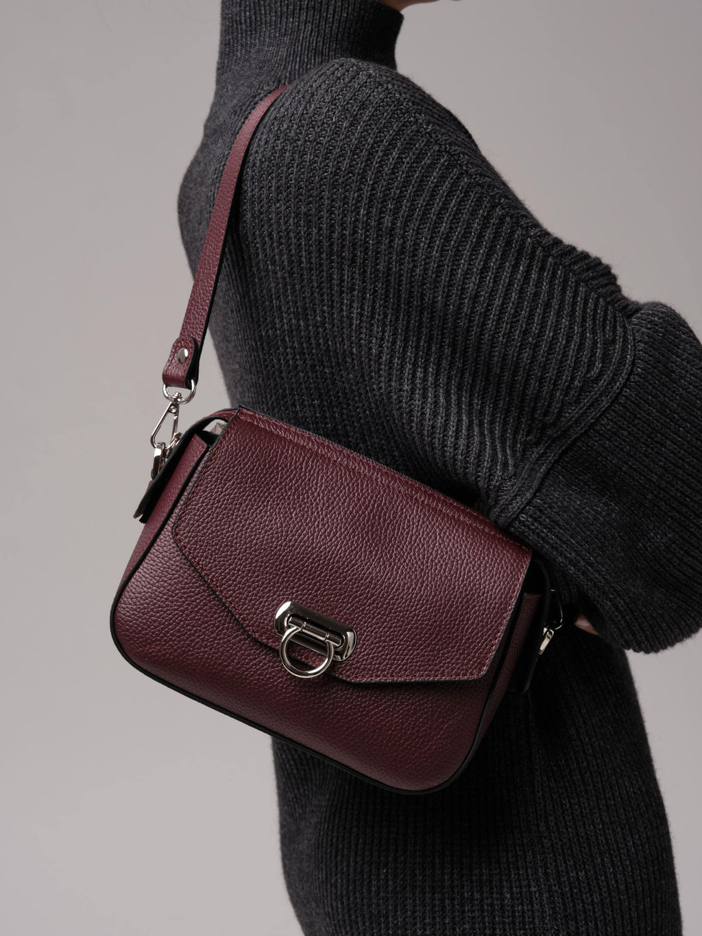 Сумка кожаная кросс-боди Azaro 3684 зимняя вишня