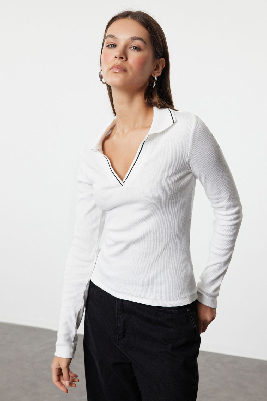 Trendyolmilla Siyah Triko Yaka Detayl? Fitted/Vucuda Oturan Fitilli Esnek Orme Bluz TWOAW25BZ00121