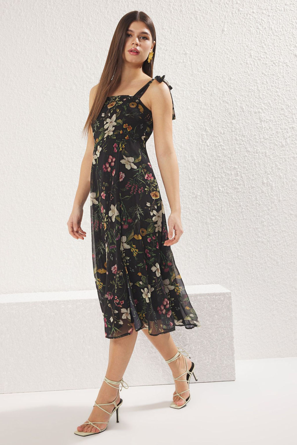 TRENDYOLMILLA Yesil Cicekli A Kesim Y?rtmacl? S?rt? Gipe Detayl? Sifon Astarl? Midi Dokuma Elbise TWOSS24EL00699