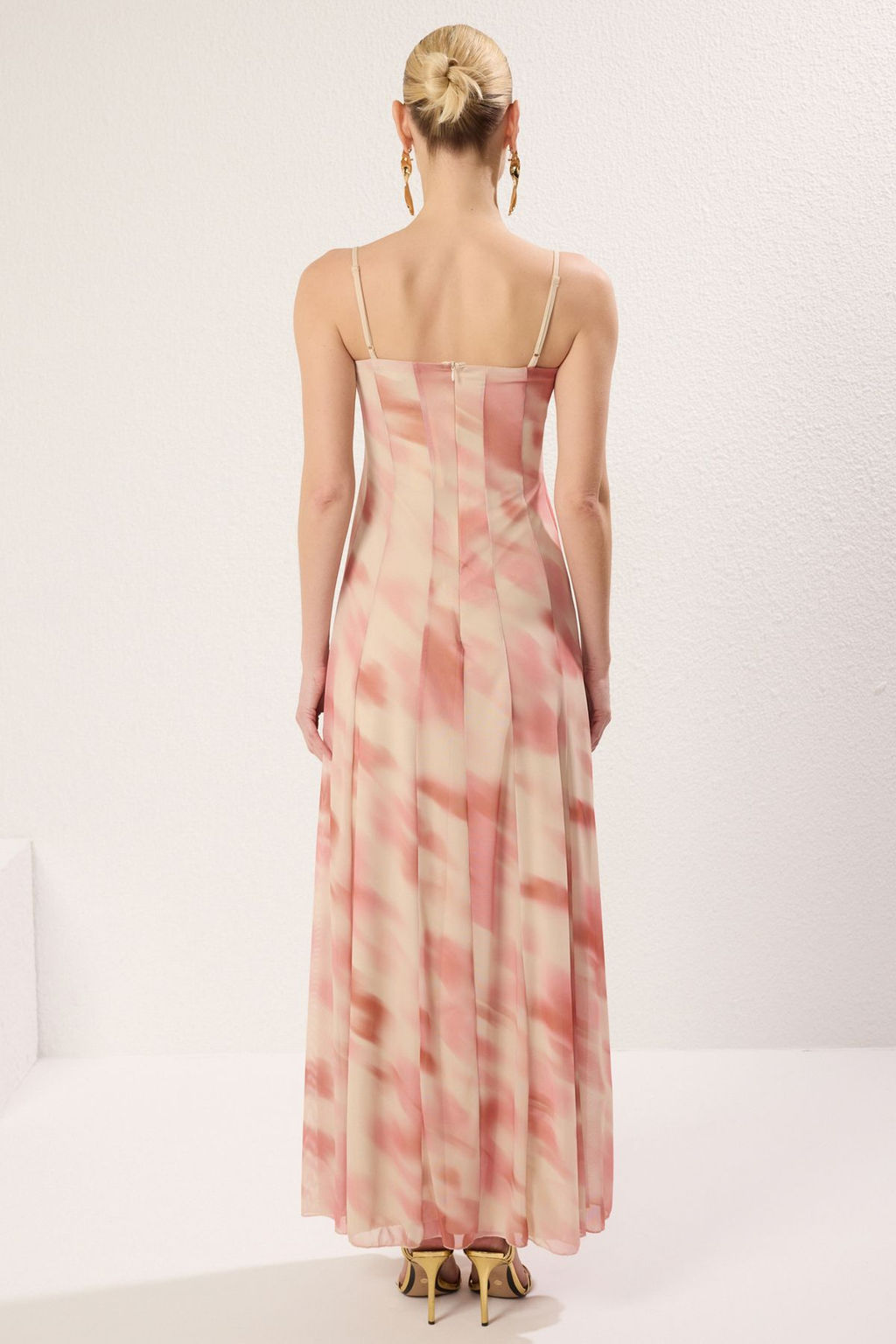 TRENDYOLMILLA Cok Renkli Soyut Desenli Tul Orme S?k Maxi Abiye & Mezuniyet Elbise TPRSS25AE00094  фото 5