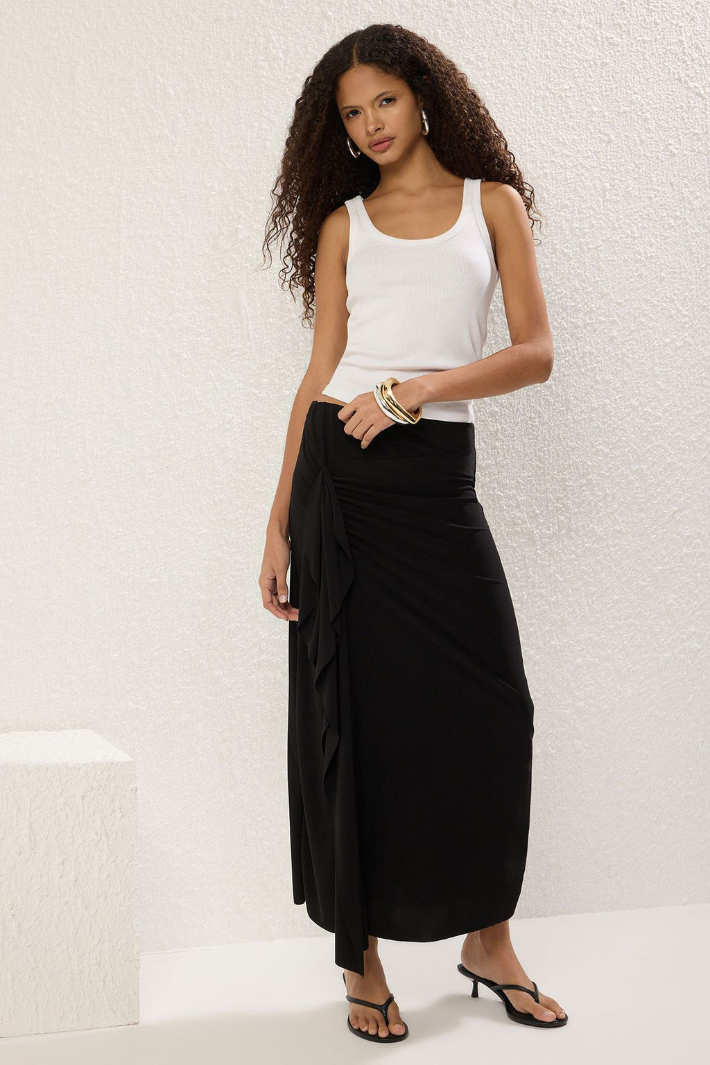 TRENDYOLMILLA Siyah Buzgu ve F?rf?r Detayl? Vucuda Oturan Orme Bal?k Etek TWOSS25ET00165 фото 2