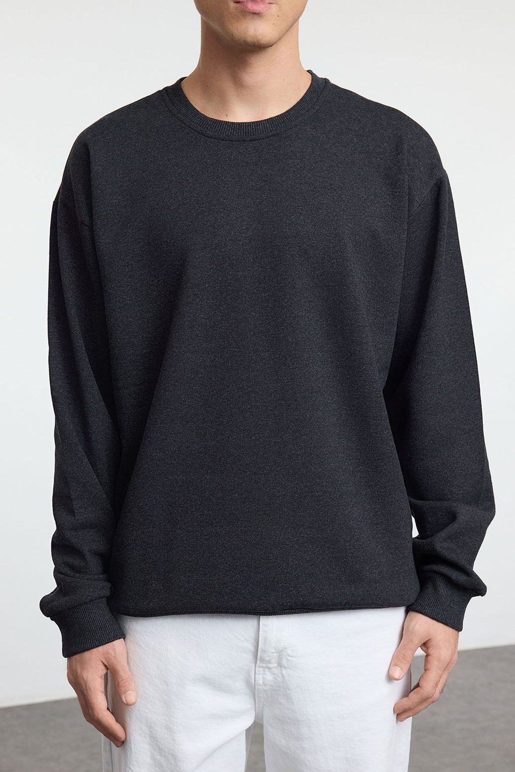 TRENDYOL MAN Un?sex Antrasit Oversize/Genis Kesim Smiley Orijinal Lisansl? S?rt Bask?l? Sweatshirt TMNAW25SW00132 - Trendyolmilla фото 3