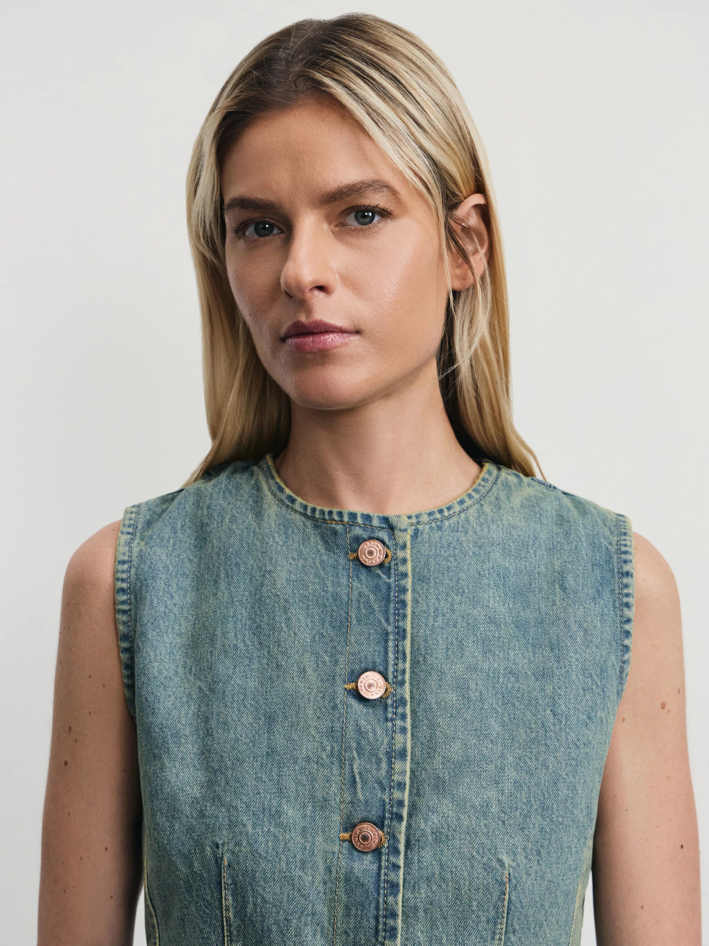 Джинсовый жилет на пуговицах / Zarina  фото 6