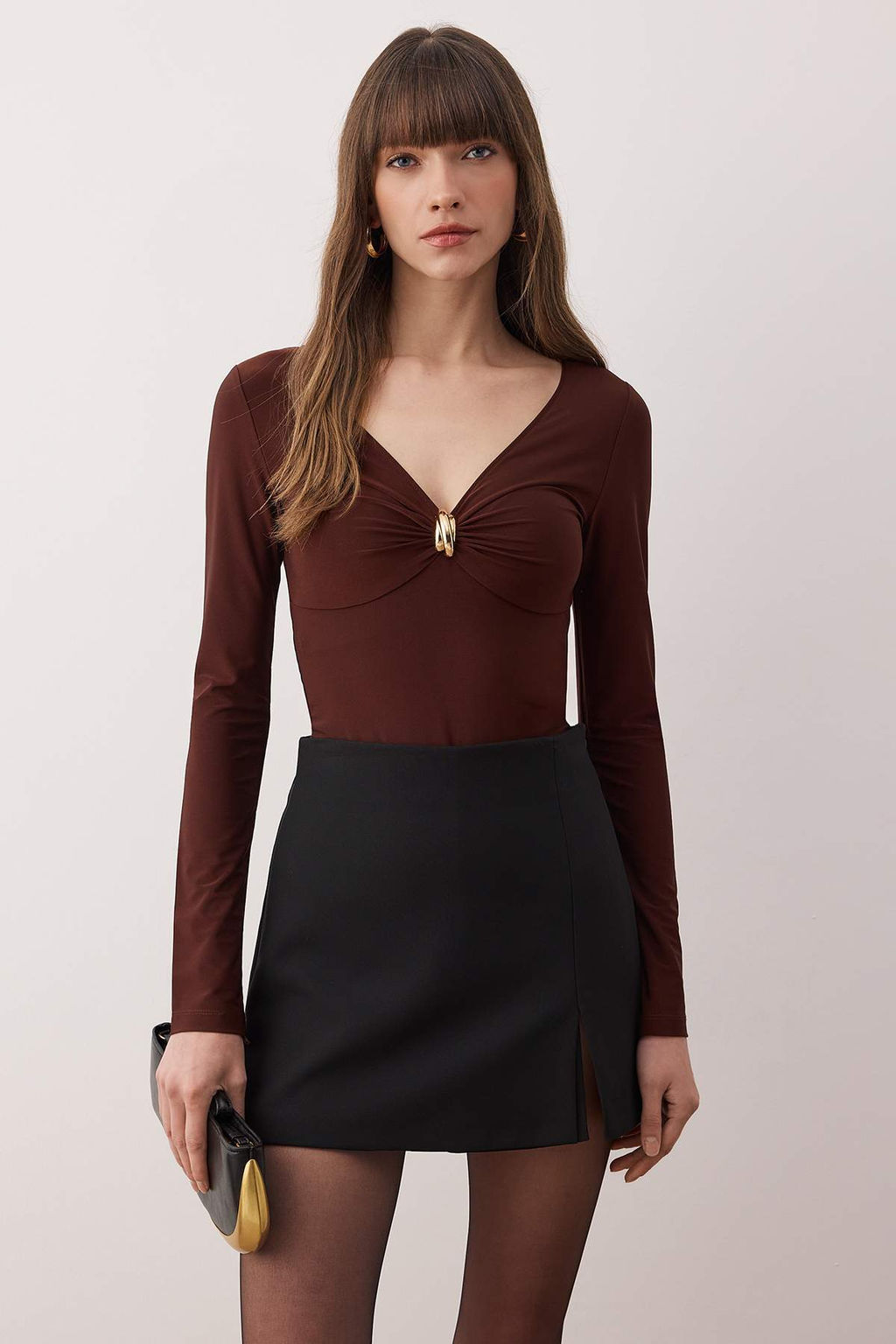 Kahverengi Aksesuar Detayl? V Yaka Vucuda Oturan Esnek Orme Alttan C?tc?tl? Body TWOAW26BD00002